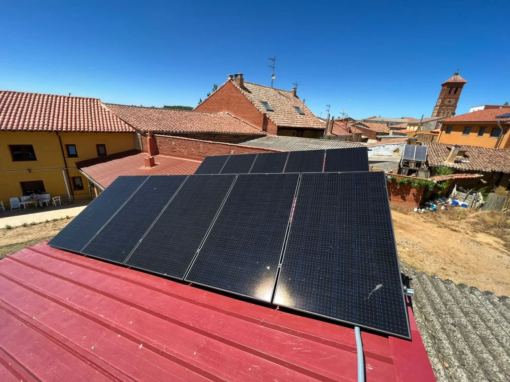 paneles solares en techo de nave agricola
