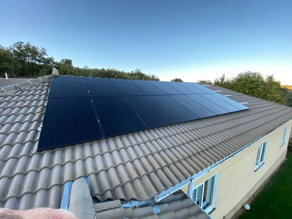 paneles solares en tejado de casa